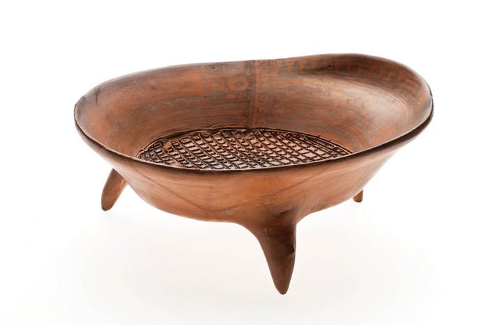 Molcajete trípode negro sobre anaranjado (azteca III)