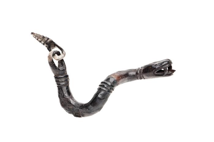 Figurilla zoomorfa de serpiente con cascabel
