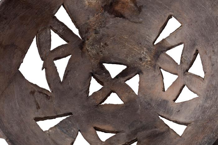 Detalle de cazoleta de sahumador con remate de cabeza de serpiente