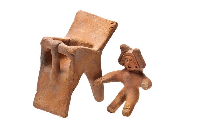 Escultura de barro de infante con periquera