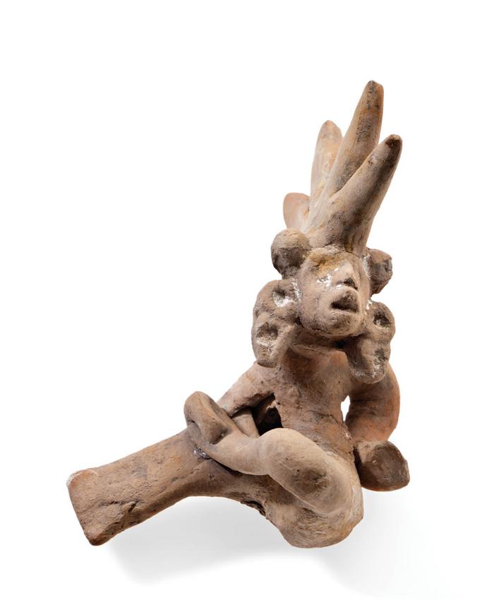 Silbato con figura antropozoomorfa sedente