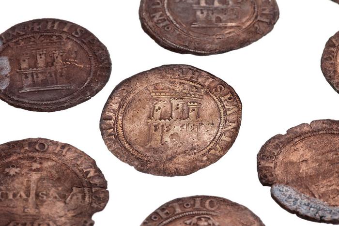 Monedas de dos maravedíes de cobre  del siglo XVI acuñadas en México con el emblema de Carlos V