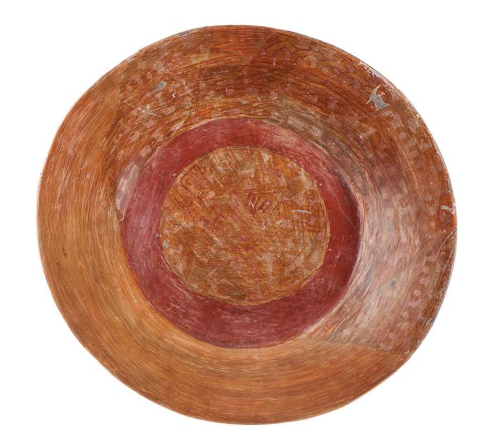 Detalle de plato trípode policromo