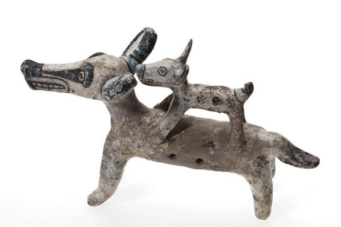 Escultura zoomorfa de tlacuache con cría