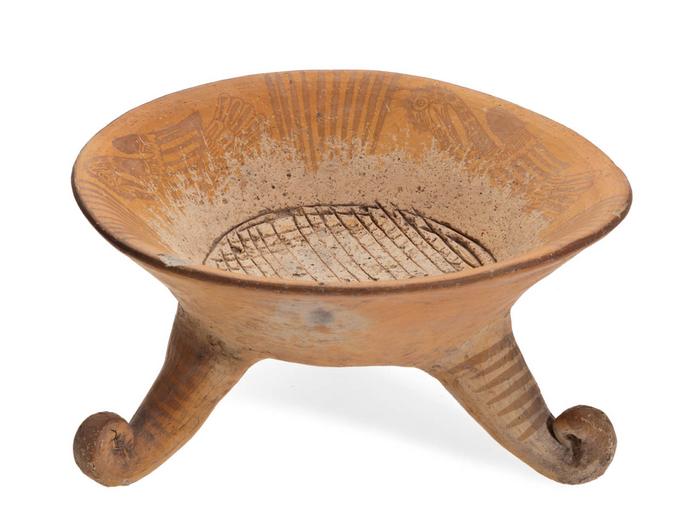 Molcajete trípode negro sobre anaranjado