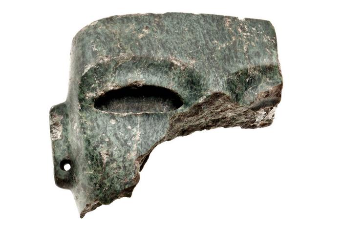 Fragmento de máscara teotihuacana de serpentina