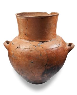 Olla globular que contenía los restos óseos de un niño