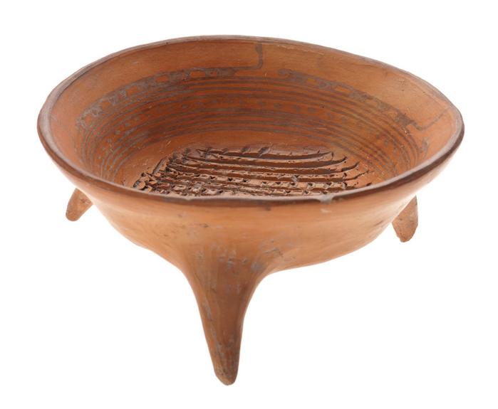 Molcajete trípode negro sobre anaranjado (azteca III)