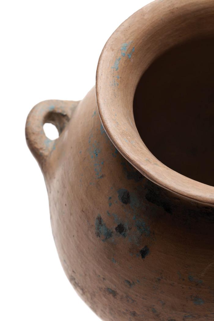Detalle de olla globular con restos de pigmento azul