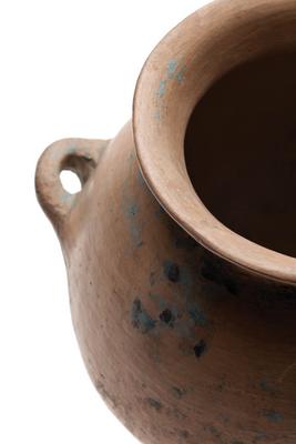 Detalle de olla globular con restos de pigmento azul