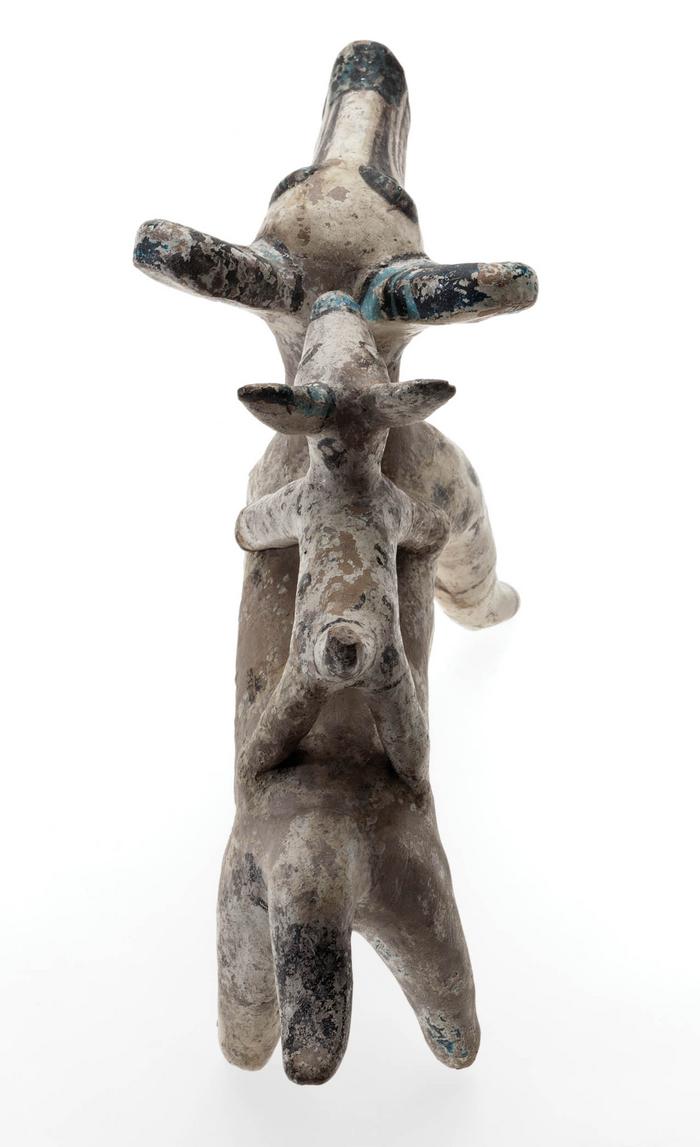 Escultura zoomorfa de tlacuache con cría