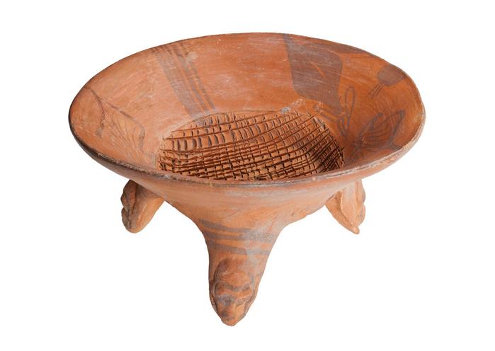 Molcajete con soportes zoomorfos y diseños de hojas y alcatraces