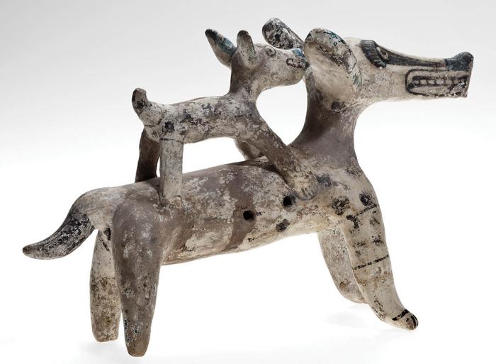 Escultura zoomorfa de tlacuache con cría