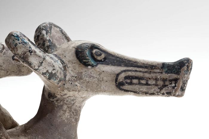 Detalle de escultura zoomorfa de tlacuache con cría