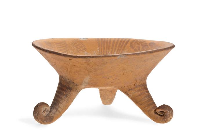 Molcajete trípode negro sobre anaranjado