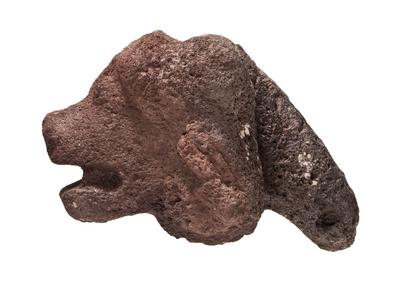 Escultura en tezontle de cabeza de canino