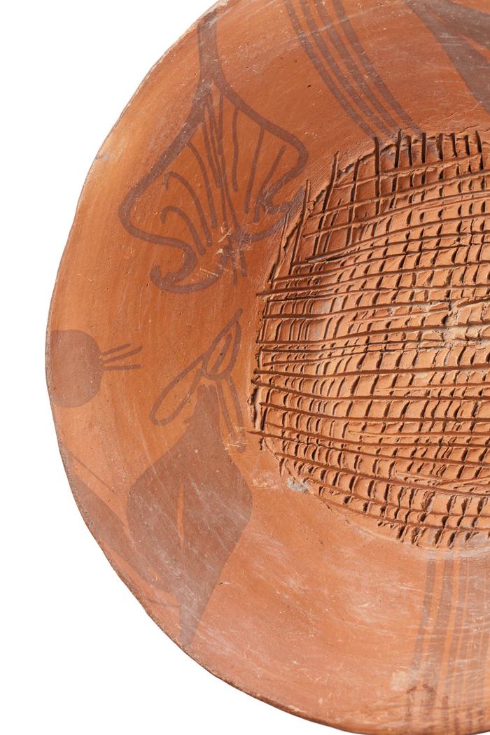 Detalle de molcajete con soportes zoomorfos y diseños de hojas y alcatraces