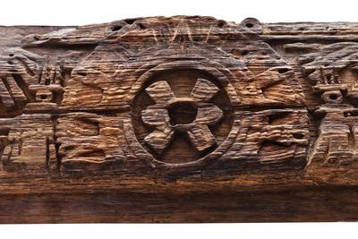 Detalle de dintel de madera labrada 