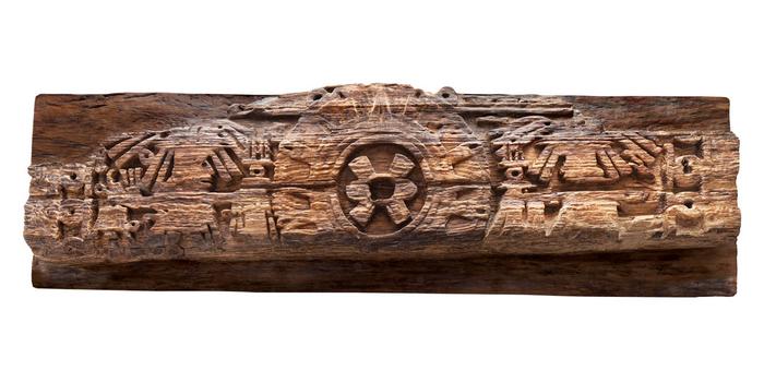 Dintel de madera labrada