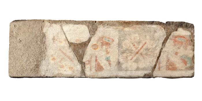 Jamba con diseño con dos cráneos humanos separados por dos huesos largos cruzados