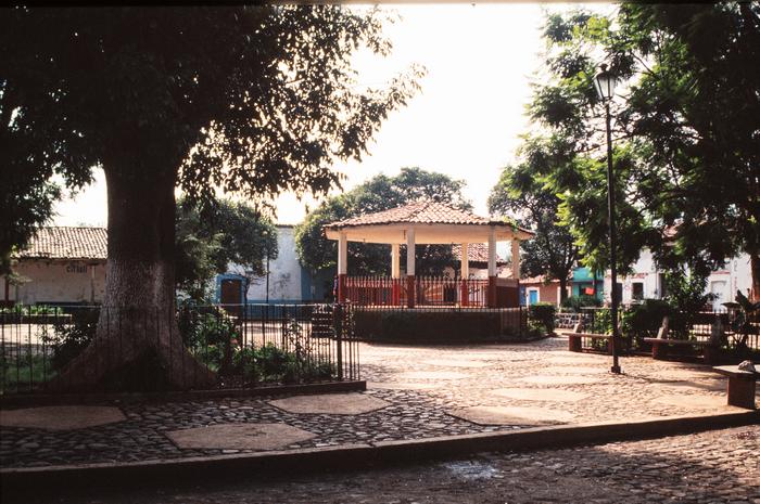 PLAZA Y KIOSCO