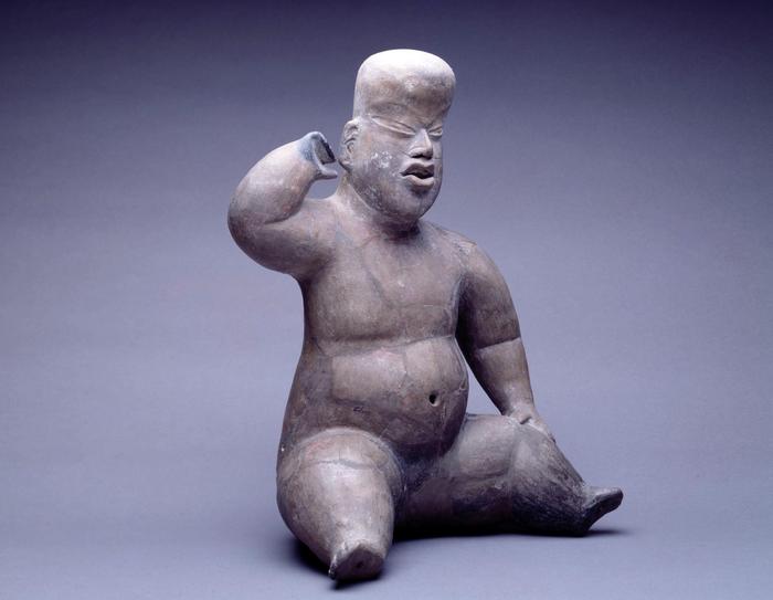 Figura hueca sentada con brazo levantado
