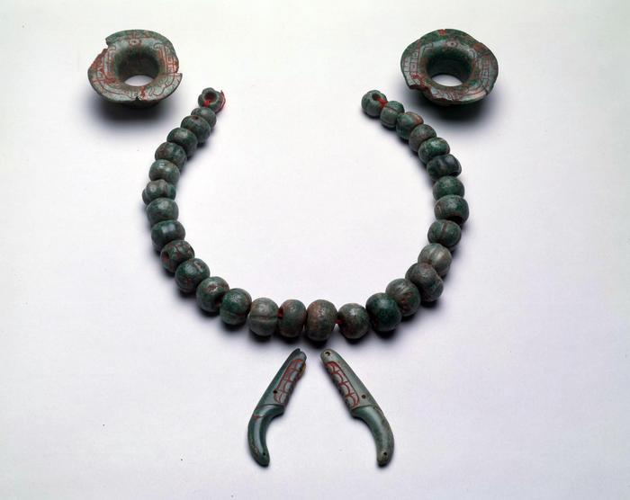 Conjunto de joyas: orejeras, collar y adornos provenientes de La Venta, Tabasco