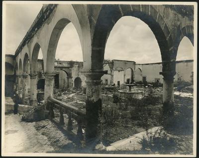 Patio con arcadas,  en ruinas