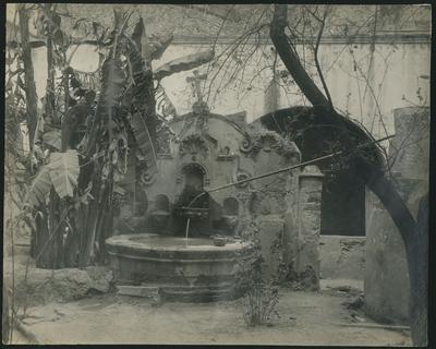 Fuente barroca en un claustro