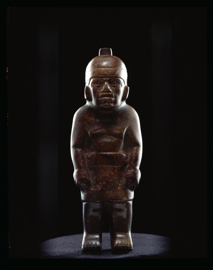 Figura antropomorfa masculina de pie con los brazos pegados al cuerpo