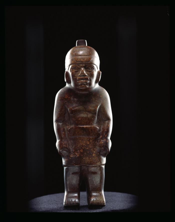 Figura antropomorfa masculina de pie con los brazos pegados al cuerpo