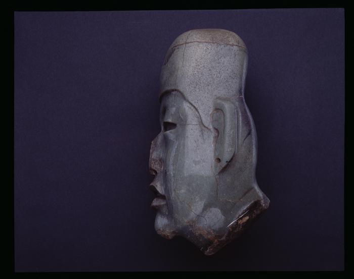 Cabeza antropomorfa alargada
