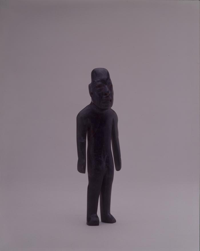 Figura de pie con los brazos a los costados