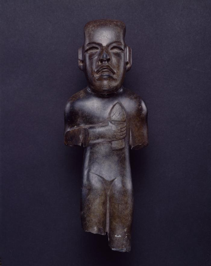 Escultura de personaje antropomorfo