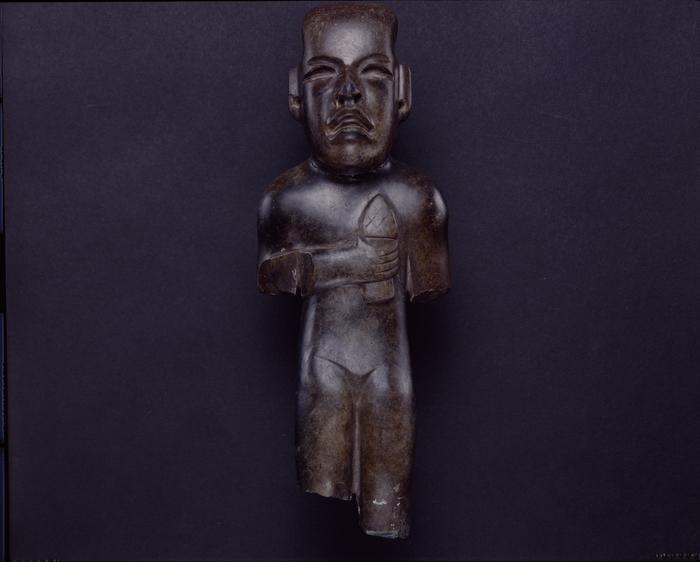 Escultura de personaje antropomorfo