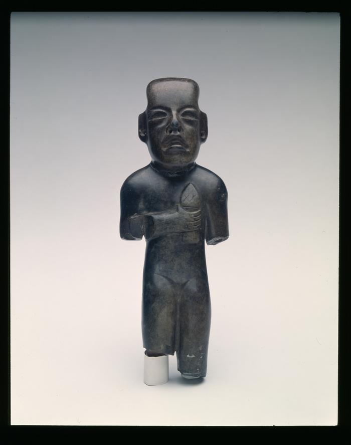 Escultura de personaje antropomorfo