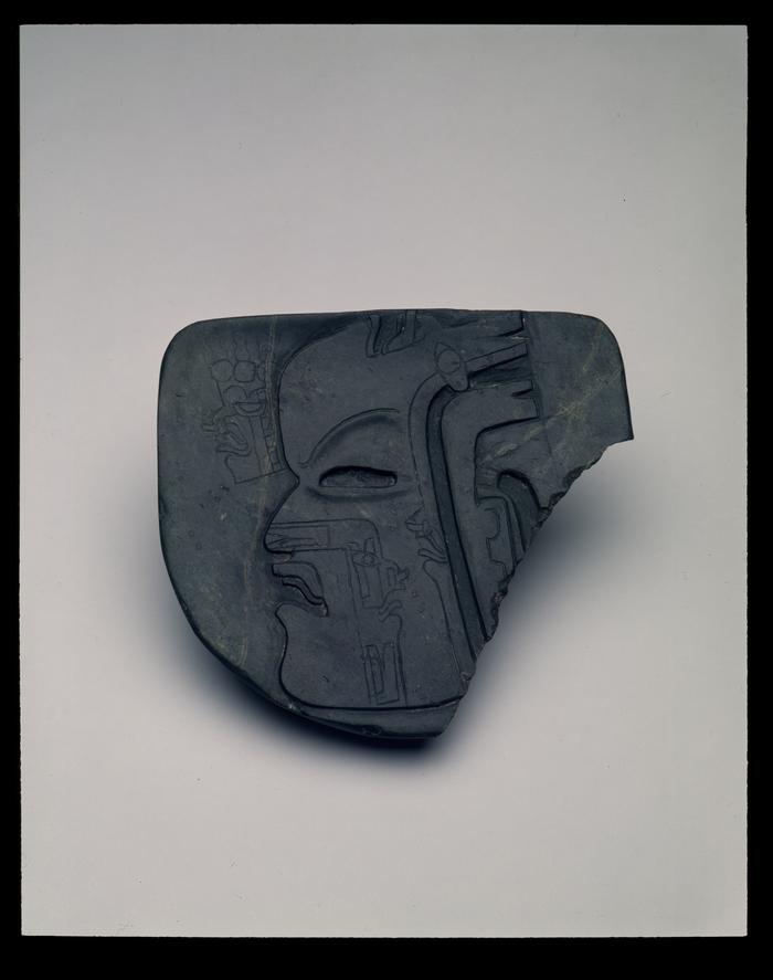 Placa rectangular con perfil humano inciso