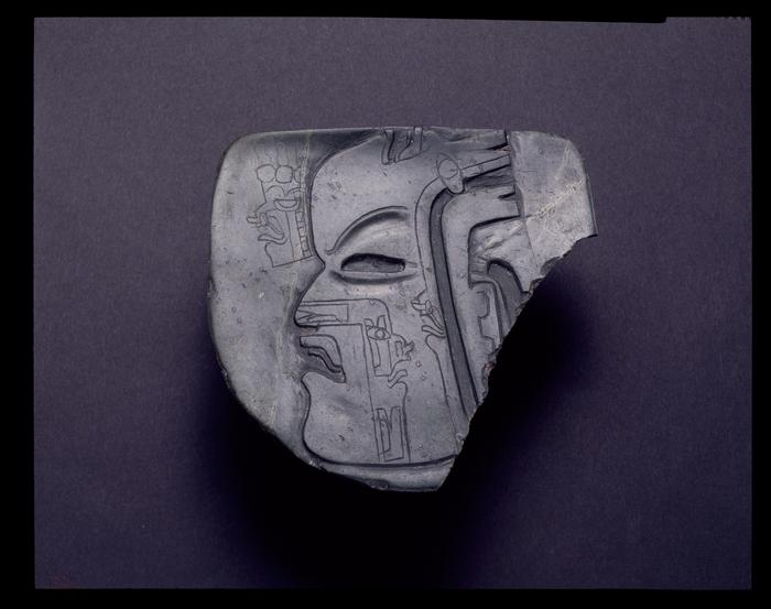 Placa rectangular con perfil humano inciso