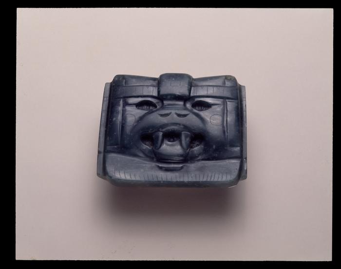 Pectoral en forma de rostro de jaguar
