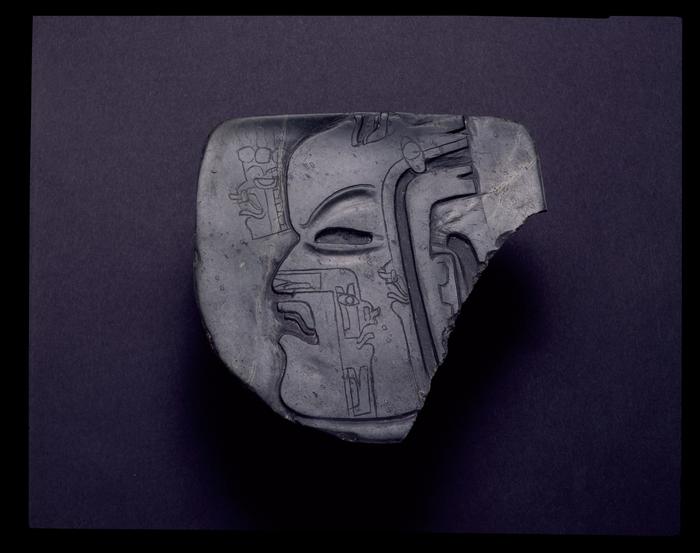 Placa rectangular con perfil humano inciso