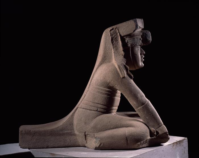 Escultura antropomorfa sedente