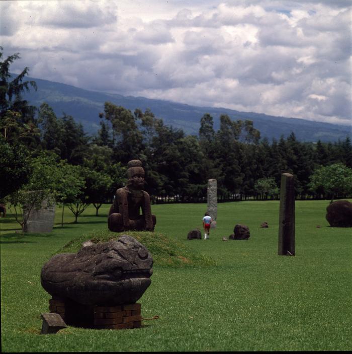 Vista del jardín del Museo de Xalapa con escultura zoomorfa y personaje sedente