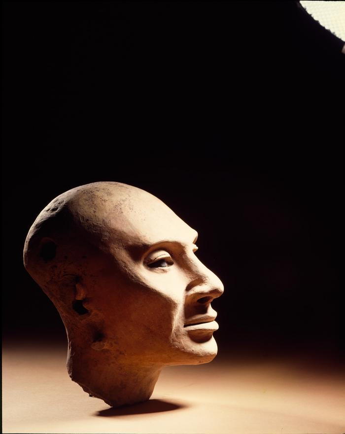 Cabeza antropomorfa masculina