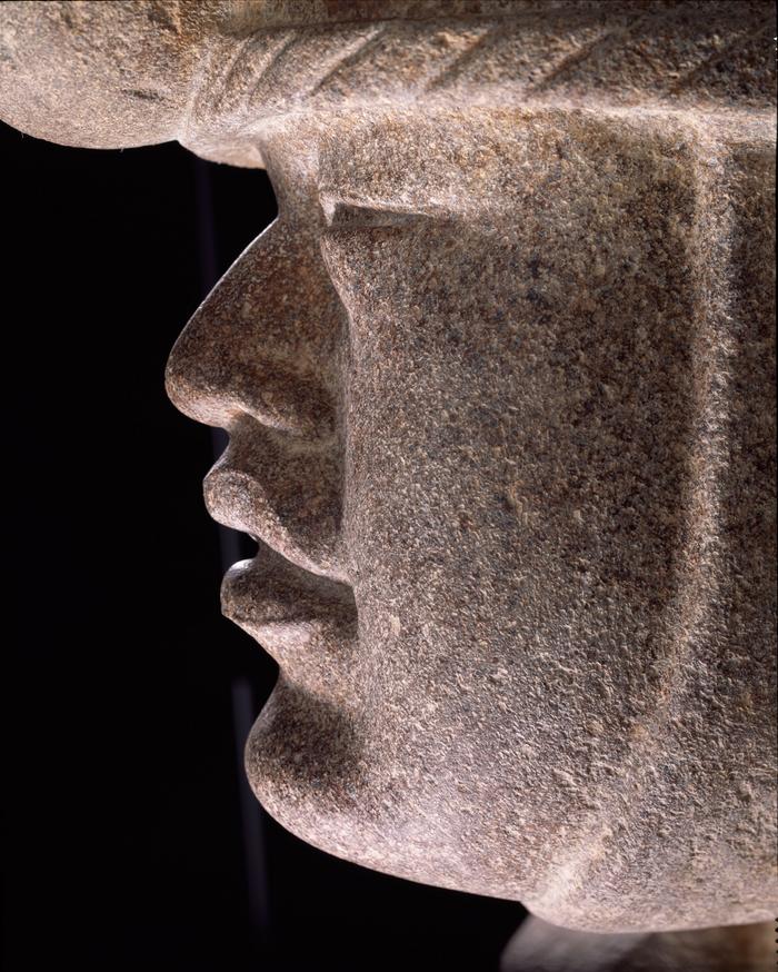 Escultura antropomorfa sedente