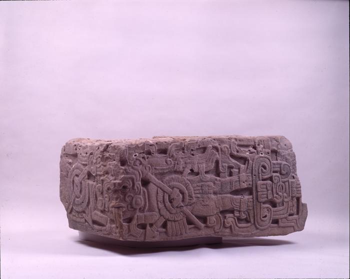 Pirámide de los Nichos, relieve de imagen dividida