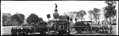 Primer regimiento del Heroico Cuerpo de Bomberos frente a la estatua de Cuauhtémoc en Reforma con Pimentel y Venegas