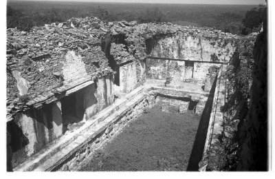 Patio de los Cautivos en El Palacio. Zona Arqueológica de Palenque, Chiapas.