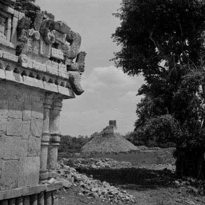 El Palacio en primer plano y El Mirador al fondo, Zona Arqueológica de Labná, Yucatán.
