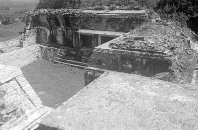 Patio de los Cautivos en El Palacio, Zona Arqueológica de Palenque, Chiapas.