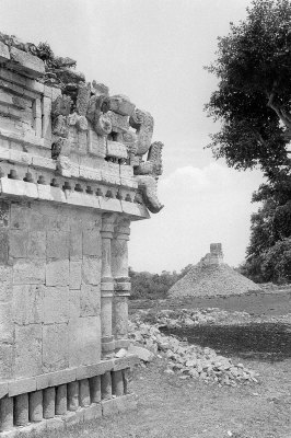 El Palacio en primer plano y El Mirador al fondo, Zona Arqueológica de Labná, Yucatán.